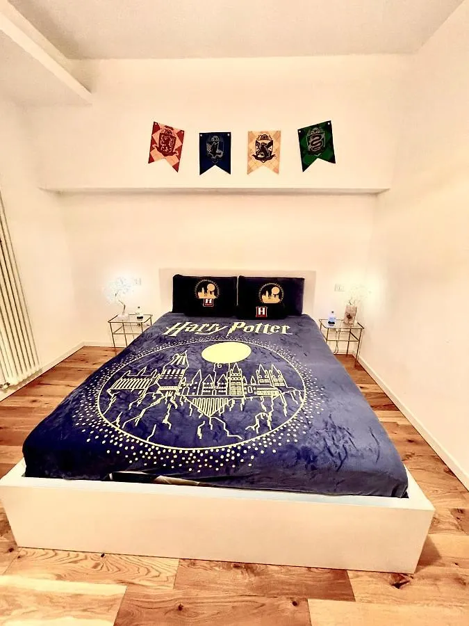 Harry Potter A 2 Min A Piedi Da Corso Como Milan 0*,  Italy